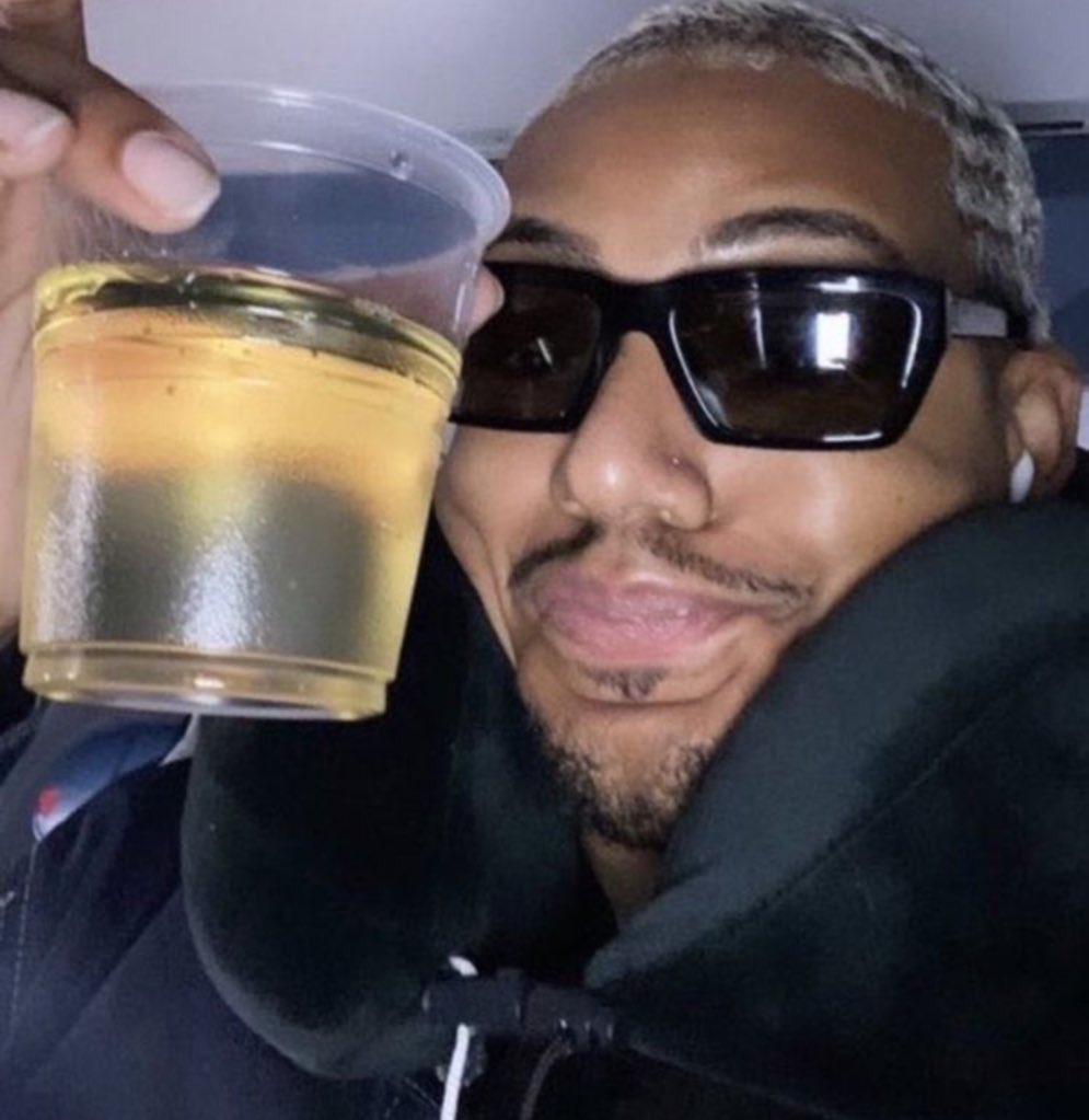 Jay_Jobson_'s tweet image. Word on the street Rihanna comes on in 45