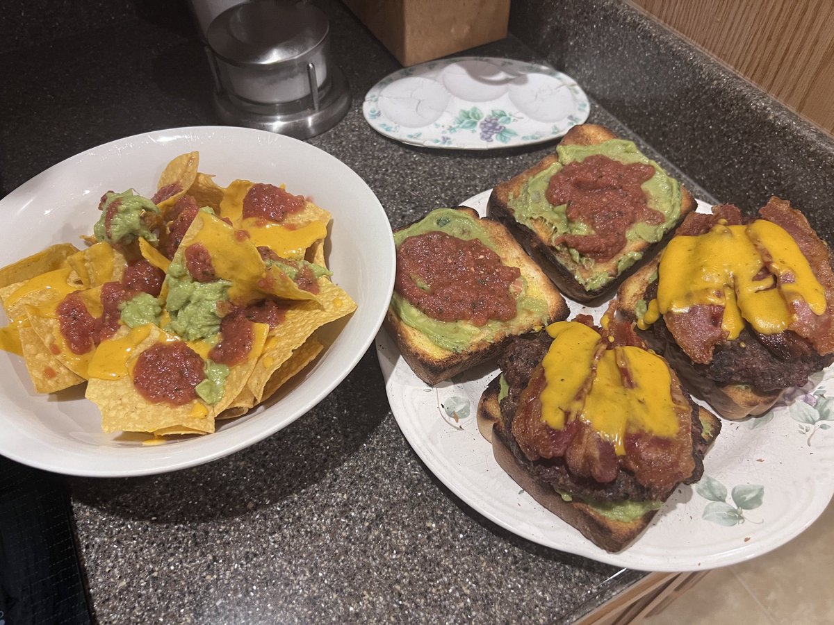 daguru9's tweet photo. #SBEats #GoodEats #Burgers #OCFoodTwitter Nacho Burgers! With cumin and chipotle buffalo burgers, bacon, and TF fixings (queso, quac, and salsa)… https://t.co/K2geuBEgmN