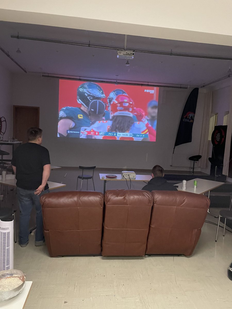 Superbowl kvöld í Pílufélagi Hvammstanga 🏈 x 🎯 … kokkur kvöldins er B-týpan af <a href="/tommisteindors/">Tómas</a> hér á landi - kokkurinn og pílukastarinn  <a href="/pattioli99/">Patrekur Óli</a>. Gott fyrir íslenskt samfélag að eiga B-týpuna inni! #tiujardarnir #nflisland