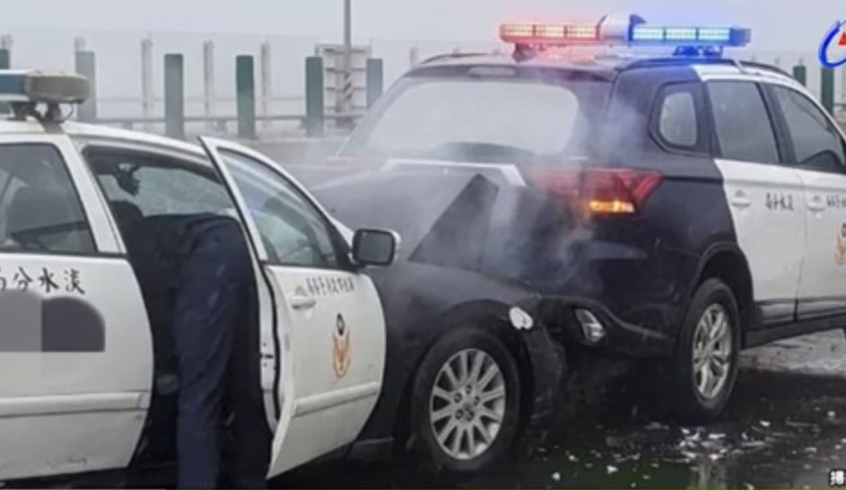 Bad driving: This is awkward: a police car rear-ends two of his buddies in New Taipei. Three policemen were slightly injured, two hospitalized. Probable cause? Tailgating on rain-slicked road. #Accidents #police #trafficcops #Taiwan