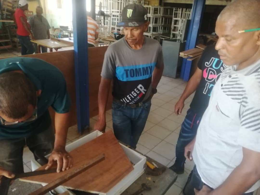 SucreGobierno's tweet photo. El equipo de la coordinación del programa "Mi  Pupitre" de la UCERSA trabajó en el taller ubicado en la E.T.I.R Emilio Tébar Carrasco de Cumaná, construyendo un prototipo de mesa silla. 

@NicolasMaduro
@GPintoVzla

#DíaDeLaJuventudPatriota https://t.co/KbSEk1KFKP