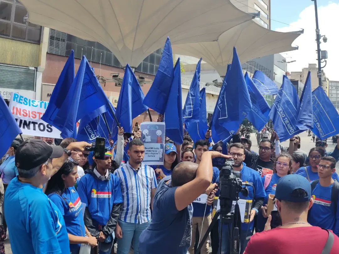 untdiverso's tweet photo. Sec. nacional de @untdiverso, @soyleninc, junto a parte del equipo nacional acompañaron a la @JDS_UNT en la exigencia al CNE de municipalizar el registro electoral
Estamos en las calles reafirmando nuestro compromiso con una justa Venezuela.
#ElFuturoNosPertenece https://t.co/n7pczDOAmp