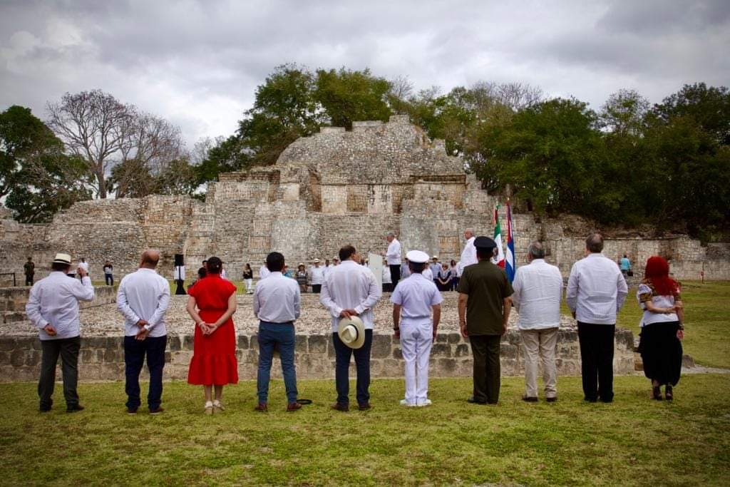 En la zona arqueológica de Edzná, #México  Andrés Manuel López Obrador impuso al mandatario cubano la Orden Mexicana del Águila Azteca, por su labor para fortalecer relaciones de amistad entre ambos países #MejorEsPosible #FidelPorSiempre  <a href="/MarihetaR/">Mariheta Cutiño Rodriguez</a> <a href="/unidad_central/">Unidad Central de Cooperación Médica</a> <a href="/MINSAPCuba/">Ministerio de Salud Pública de Cuba</a>