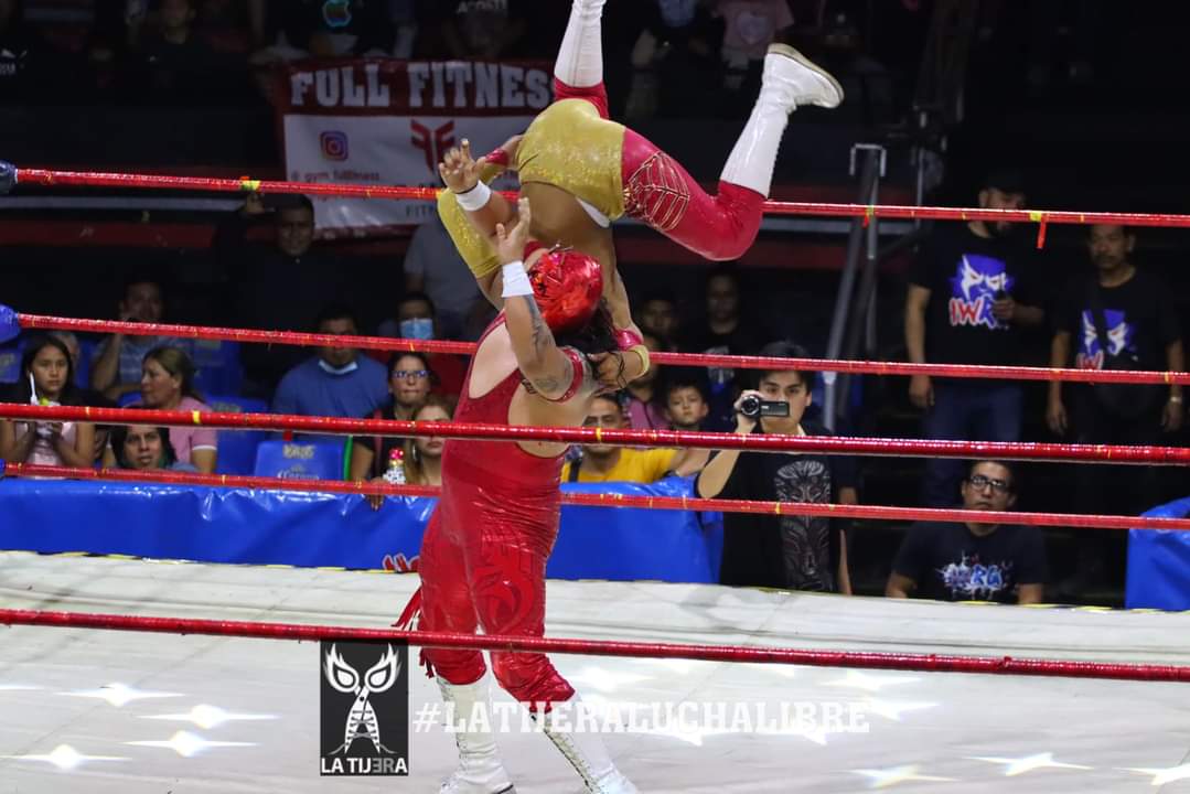 LaTijeraLucha's tweet photo. Lucha dinámica y de mucha espectacularidad que vuelve a ser premiada por la afición de la #ArenaNaucalpan, el bando técnico de #NoisyBoy, #JhonTito y #SpiderFly logran venir de atrás y dar cuenta de #Legendario, #Shocko y #ReyHalconJr...
#latijeraluchalibre https://t.co/SbBvkffIHQ
