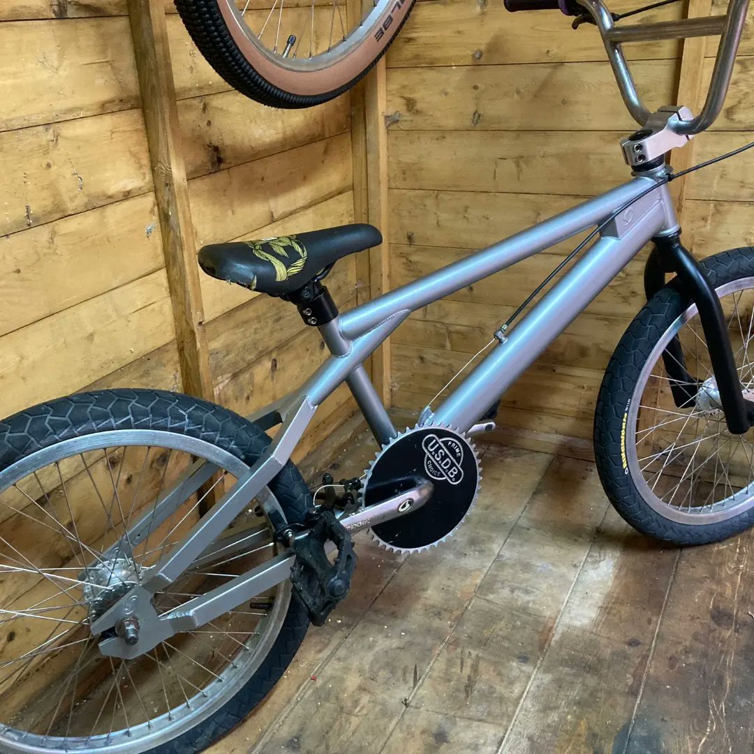 rossross82's tweet photo. @Diamondbackbike I've just added this to the fleet A Diamondback Skin Dog from the year 2000 I believe .
She needs a little love as she'll be a rider not a show queen.
Also I have the original forks.
I was wondering if or where I could find an original "catalogue" picture please? https://t.co/vxeYPVViCr