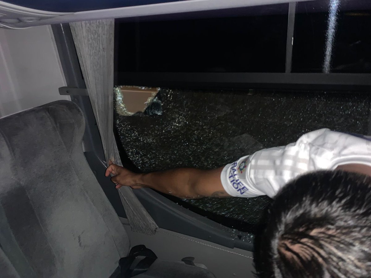 losmillonarios's tweet photo. El bus de @MillosFCoficial fue destruido a piedra por los hinchas del Tolima. 

Pero estaban dadas las garantías. 

JUNTOS SOMOS MAS FUERTES

CONTRA TODOS. https://t.co/GlOz202xvv