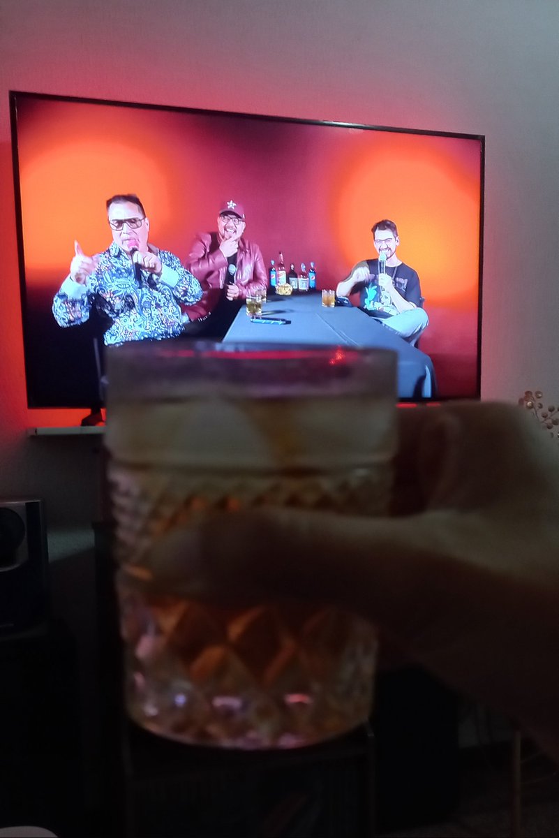 yolucecita's tweet photo. ..nas noches mis twitteros. Aquí cerrando el domingo. Disfrutándome este capítulo por 4ta vez, 🙈 y es que esto no se puede ver sin tener uno en la mano. Tocó.😜 Hoy se bebe, hoy se vale. 😋 🥃
#FelizDomingo #DomingueandoAndo #TocoWhisky #Entregrados #BebiendoAndo #PiesDescalzos https://t.co/KfD45vCVuL