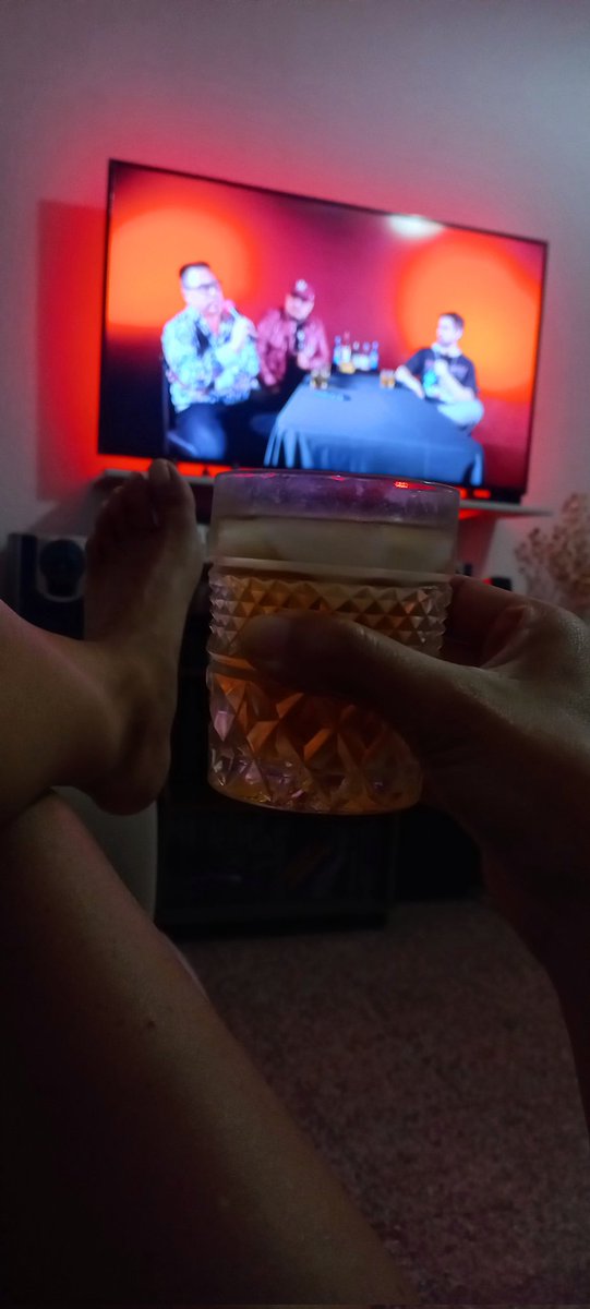 yolucecita's tweet photo. ..nas noches mis twitteros. Aquí cerrando el domingo. Disfrutándome este capítulo por 4ta vez, 🙈 y es que esto no se puede ver sin tener uno en la mano. Tocó.😜 Hoy se bebe, hoy se vale. 😋 🥃
#FelizDomingo #DomingueandoAndo #TocoWhisky #Entregrados #BebiendoAndo #PiesDescalzos https://t.co/KfD45vCVuL