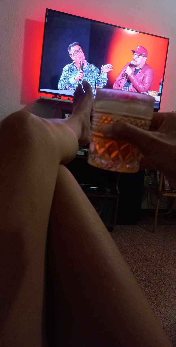 yolucecita's tweet photo. ..nas noches mis twitteros. Aquí cerrando el domingo. Disfrutándome este capítulo por 4ta vez, 🙈 y es que esto no se puede ver sin tener uno en la mano. Tocó.😜 Hoy se bebe, hoy se vale. 😋 🥃
#FelizDomingo #DomingueandoAndo #TocoWhisky #Entregrados #BebiendoAndo #PiesDescalzos https://t.co/KfD45vCVuL