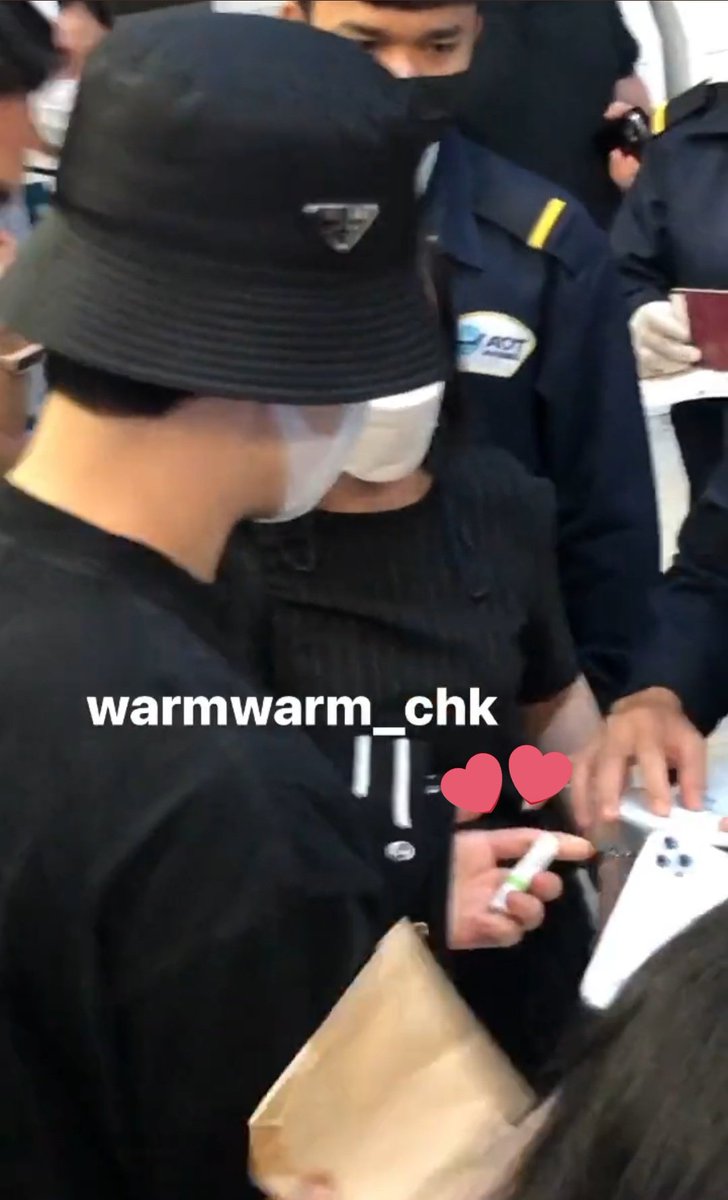 tataforseonho's tweet photo. So he receive this much inhaler gift and he bring them back to korea 🥹🥹🥹 
#KIMSEONHOinBKK2023 https://t.co/320oICbJrw