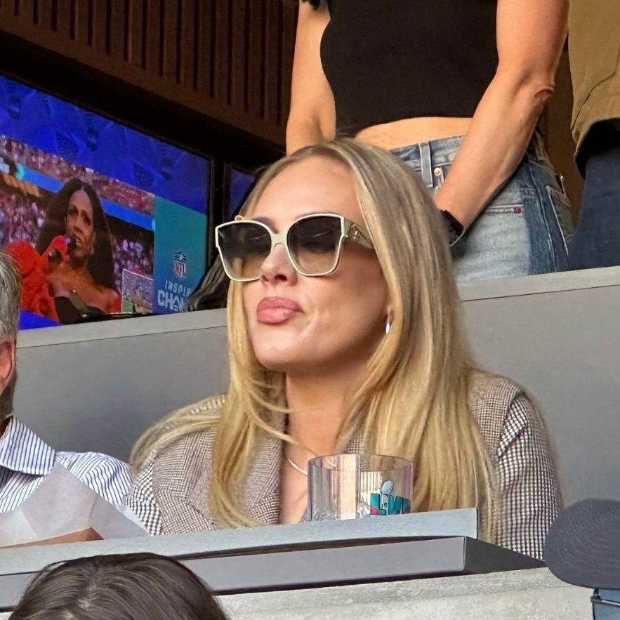 enescenamx1's tweet image. Todos somos Adele, vemos el Super Bowl solo por @rihanna 

#SuperBowlLVII #rihanna