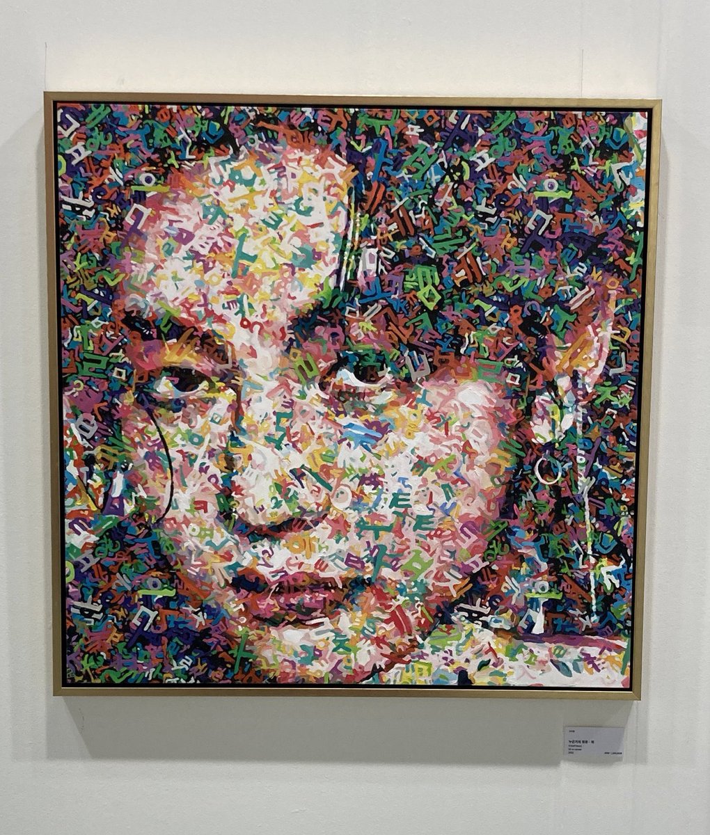 Taehyungimpact's tweet image. Taehyung’s portrait by Shin Sang-chul with the title “Someone's hero, V” spotted in exhibition at world art expo in seoul.

Taehyung is indeed everyone’s muse and icon 🥹