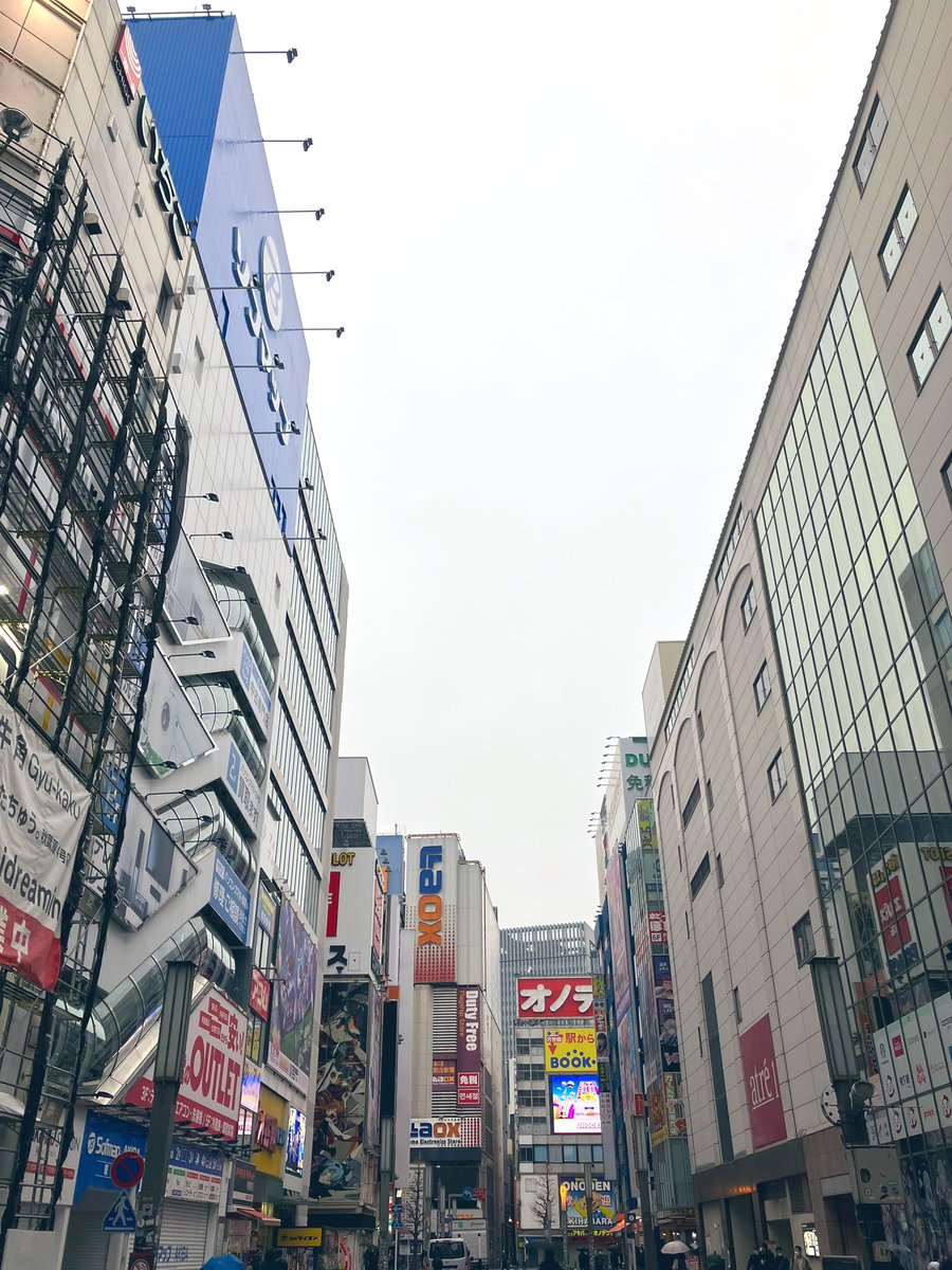 「秋葉原だわ!雨だわ!雨の中でバンナムさんのビルの壁仕上げしてるわ 」|青龍彡🍙のイラスト