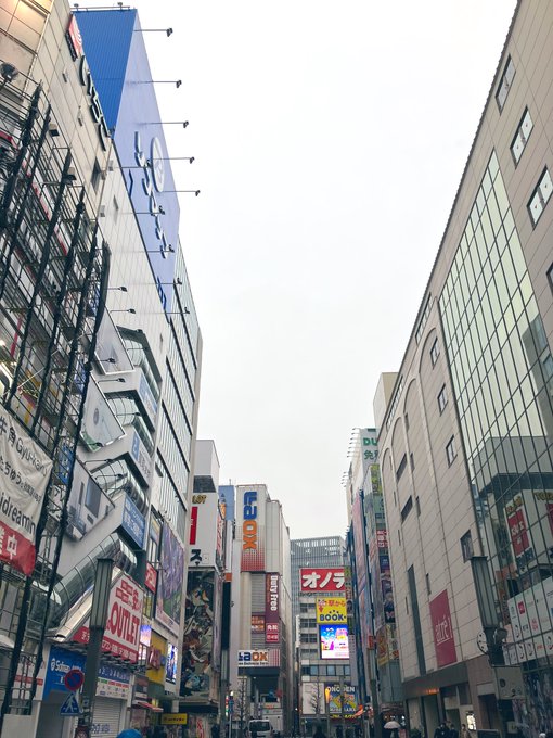 秋葉原だわ!雨だわ!雨の中でバンナムさんのビルの壁仕上げしてるわ 