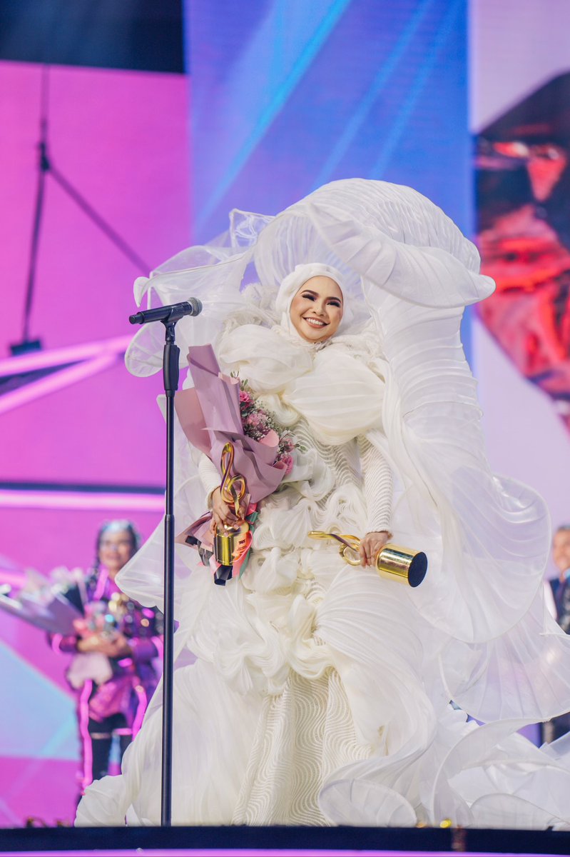 ainaabdulmusic's tweet photo. Kemenangan untuk semua peminat Terus Hidup..’mencari ketenangan dalam kekuatan, mencari kekuatan dalam perpisahan’..Terima kasih kepada peminat di stadium mahu pun di rumah yang menghidupkan ‘Terus Hidup’ di Ajl37. Forever grateful,Alhamdulillah 🤍 #ajl37 #ainaabdul #Terushidup https://t.co/MbTi6E3m7M