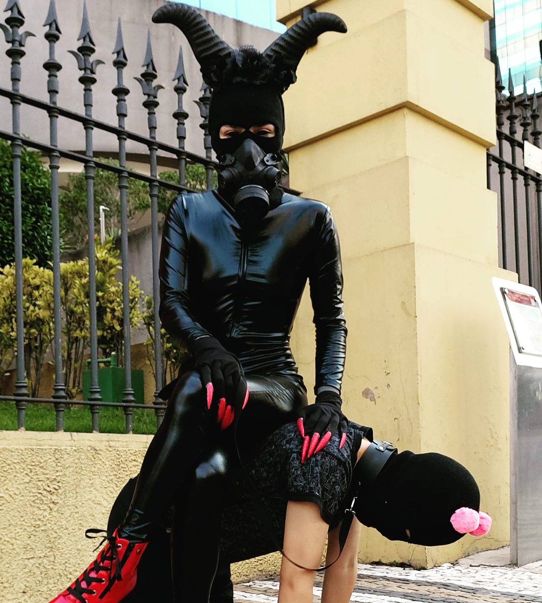 FeticheMacabre's tweet photo. Adoro um banquinho de slave! https://t.co/M2kBQqlYvY
