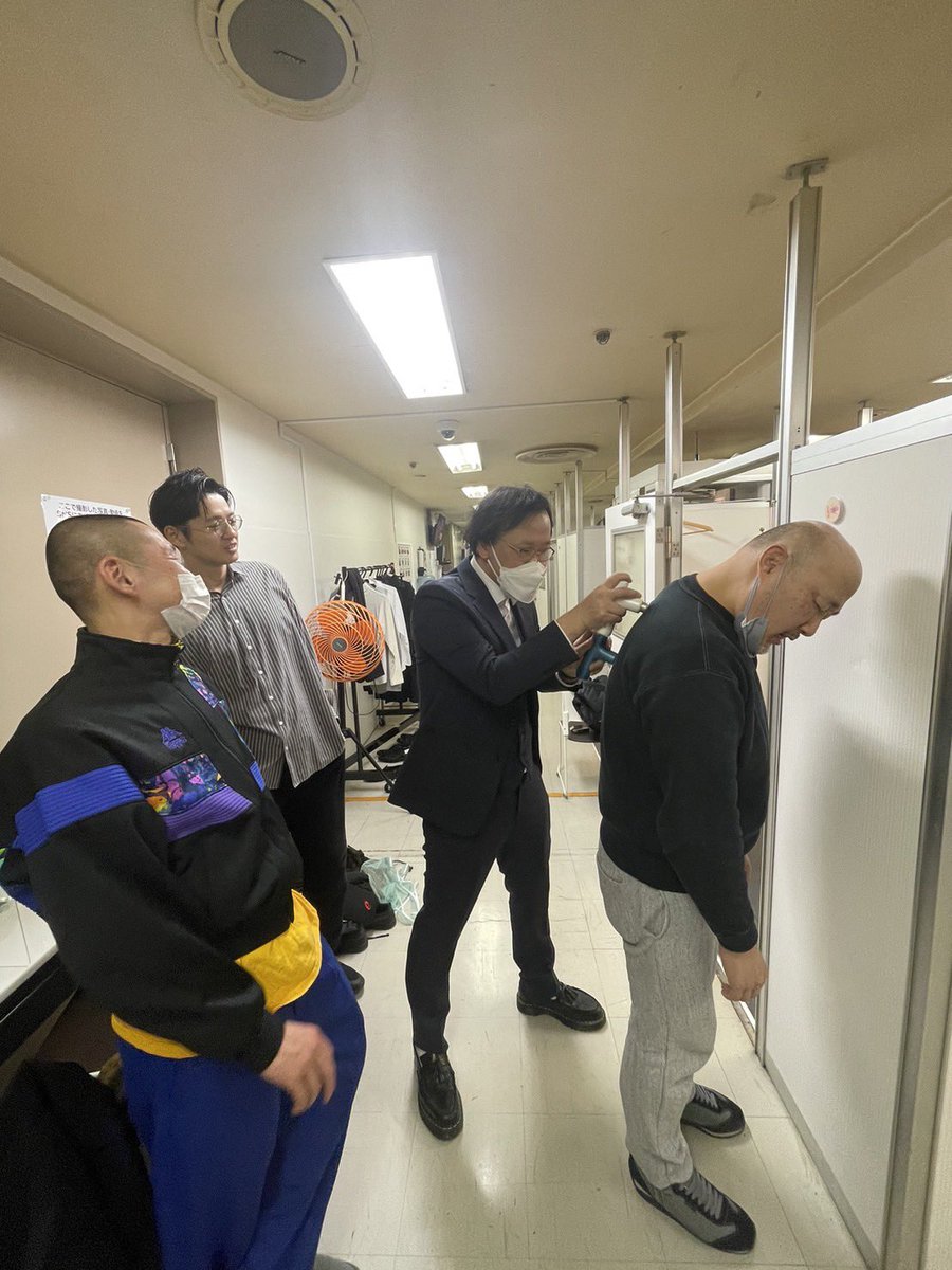 kumadamasashi's tweet photo. おはようございます🌞

アインシュタイン稲ちゃんの私物マッサージ機やっていただいた〜🤤

”DOCTOR AIR”（ドクターエアー）

今まで色々なマッサージ機を使ってみたがこりゃ1番だった👍

そこら辺にいた芸人もみんな見に来た。

これは凄い！！
僕の顔がおじいちゃんになっちゃう👴(^_-) https://t.co/rST7ngZ0t5