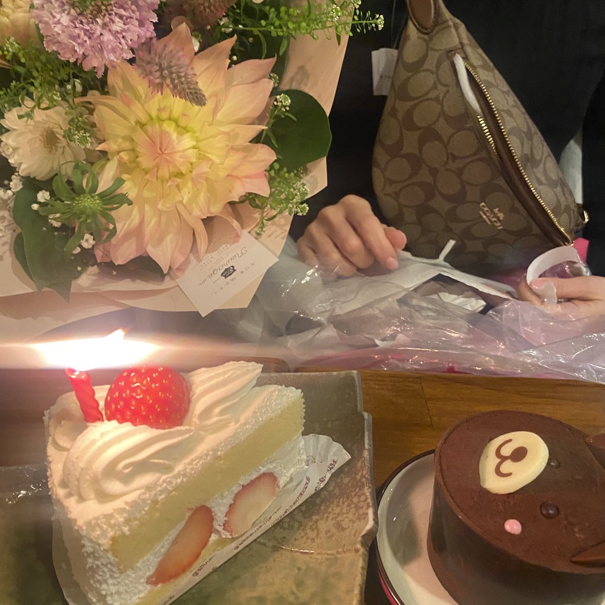 birth dayでした❤︎
ありがとうございます🥹

皆んながいるから頑張れるよ

#お花がタイプすぎる