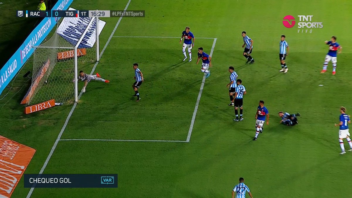 Te roban todos los meses con el "pack fútbol", te venden que es "La Liga de los Campeones del Mundo", hay 200.000 cámaras por partido y no tienen un mejor ángulo para mostrarte si la pelota entró o no.
Ni el Mundial ganado nos movilizó a mejorar nuestro fútbol, una lástima.