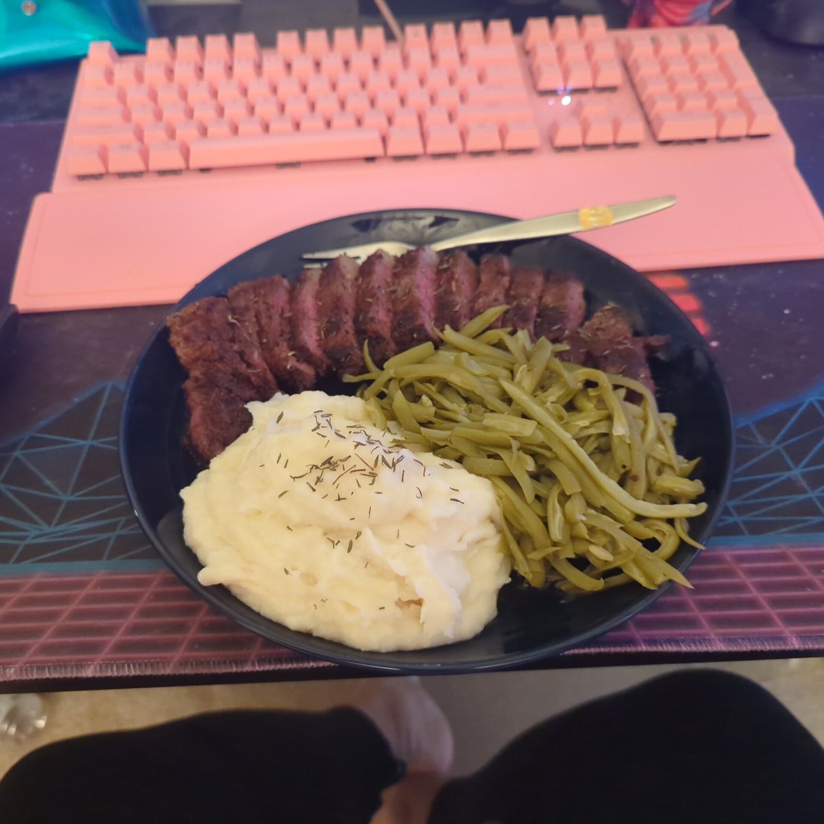 DizzyYeen's tweet photo. I don't cook steak often.... But when I do.... I cook like I mean it.. π π€€ #YeenCanCook #cookingfurs https://t.co/gTRnsryGXc
