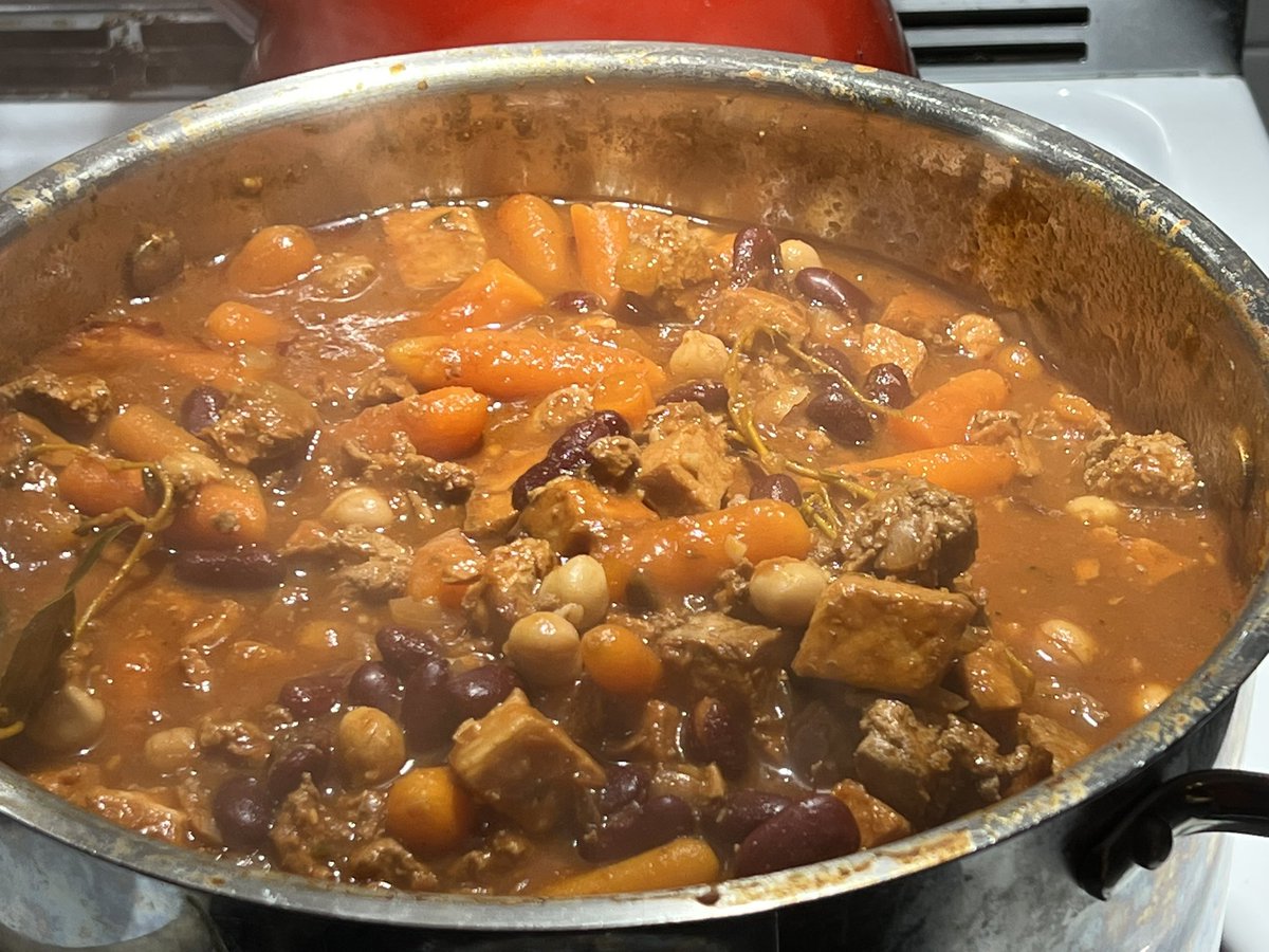 PhillSnel's tweet photo. Thanks for the cheesy pan bread recipe @chefdphillips ! It went well with the chili. 
Yes, I know, carrots aren’t traditional, but we like it.
#chili #panbread #butterybeerbread #SuperBowl #superbowlfood https://t.co/OyJ5ogF47o