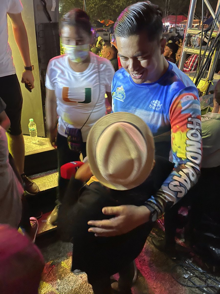 HCHTelevDigital's tweet photo. ¡Con mucho cariño reciben las personas en #AGAFAM a #AllanPaul! 🥺🫶🏻🤠 https://t.co/fJsaNhZmHz