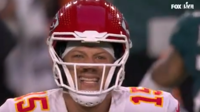 Mahomes limping off after scrambling on 3rd down