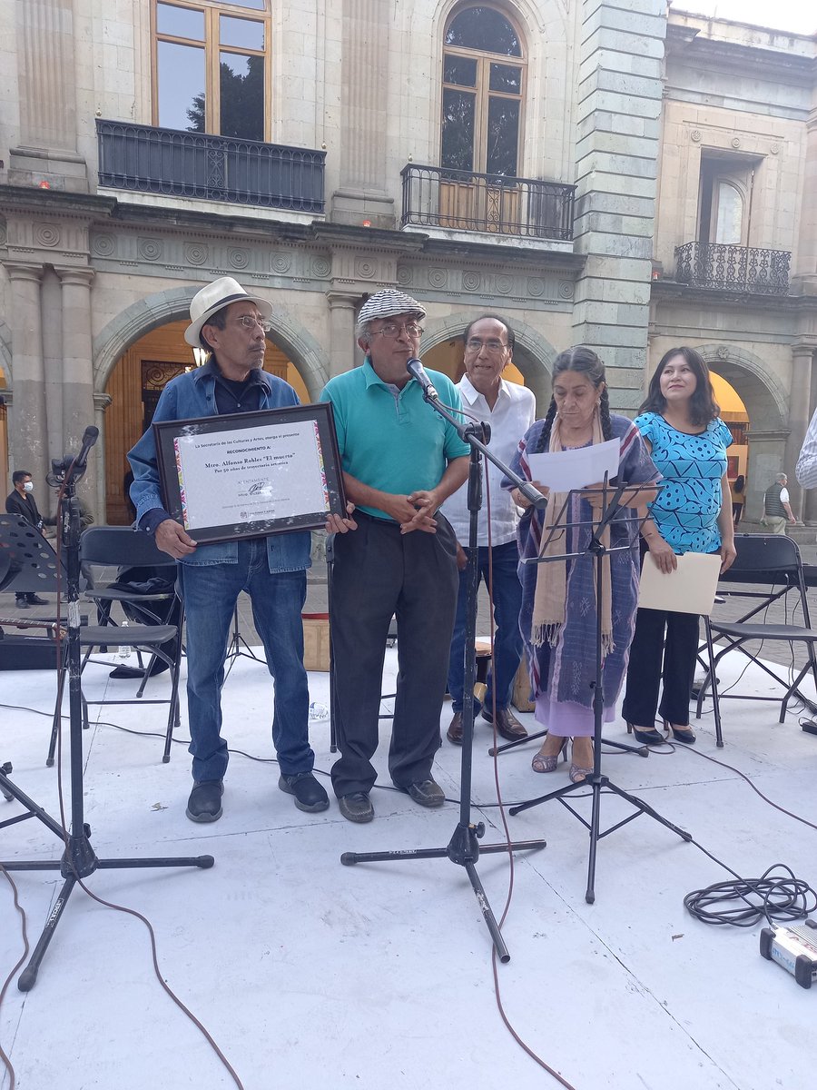 rcastellanosh's tweet photo. Alfonso Robles *El Muerto". Trovador y amigo entrañable. Más que merecido el homenaje por sus 50 años de cantarle al amor y al desamor ..... https://t.co/g63BKQqLU3