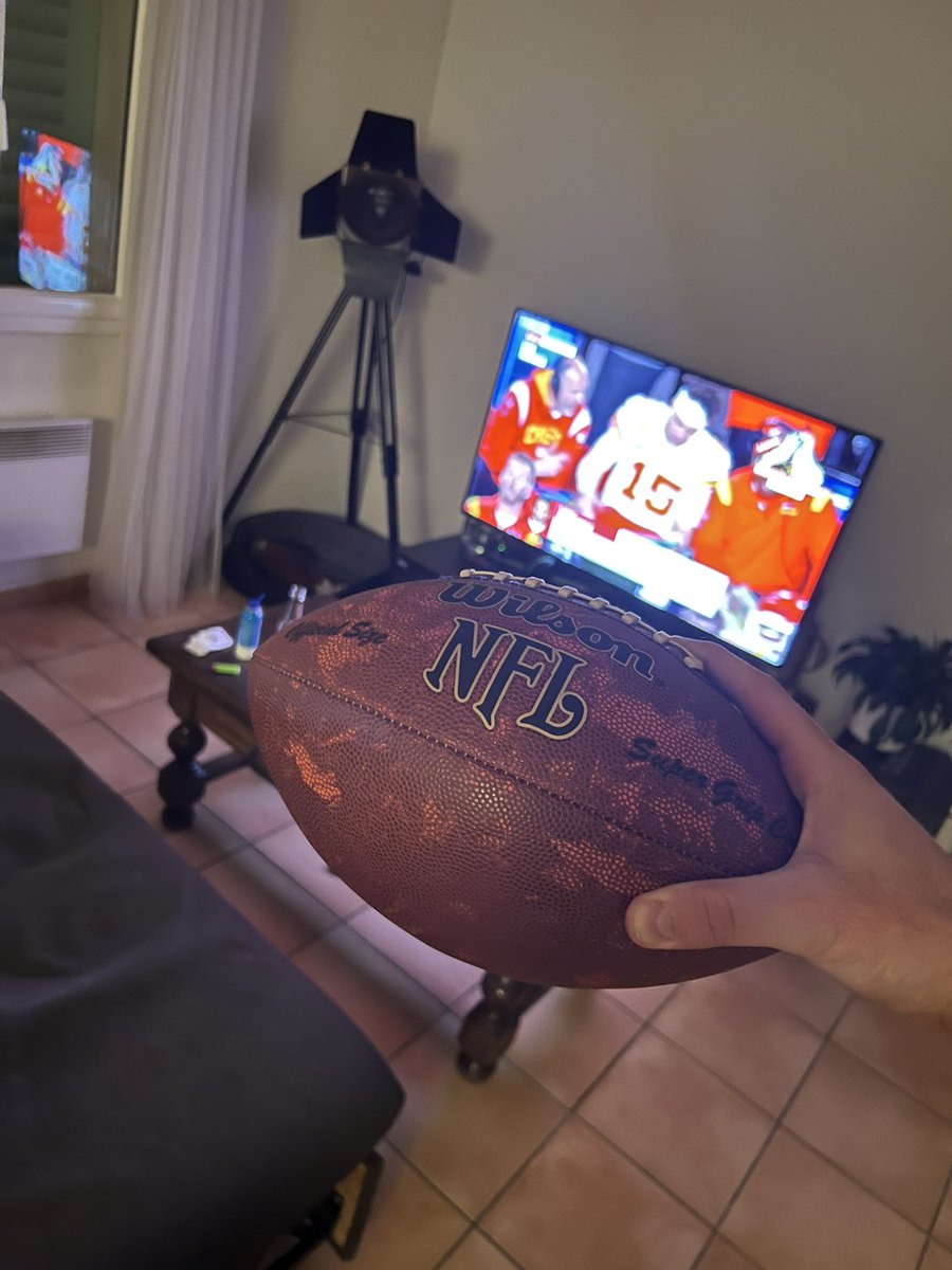 tibola6che's tweet image. Mon vieux ballon acheté en 2007 lors de mon semestre a #athensuniversity #ouuniversity a bien vecu je suis chaud de gagner le votre 🥰 #lequipeNFL