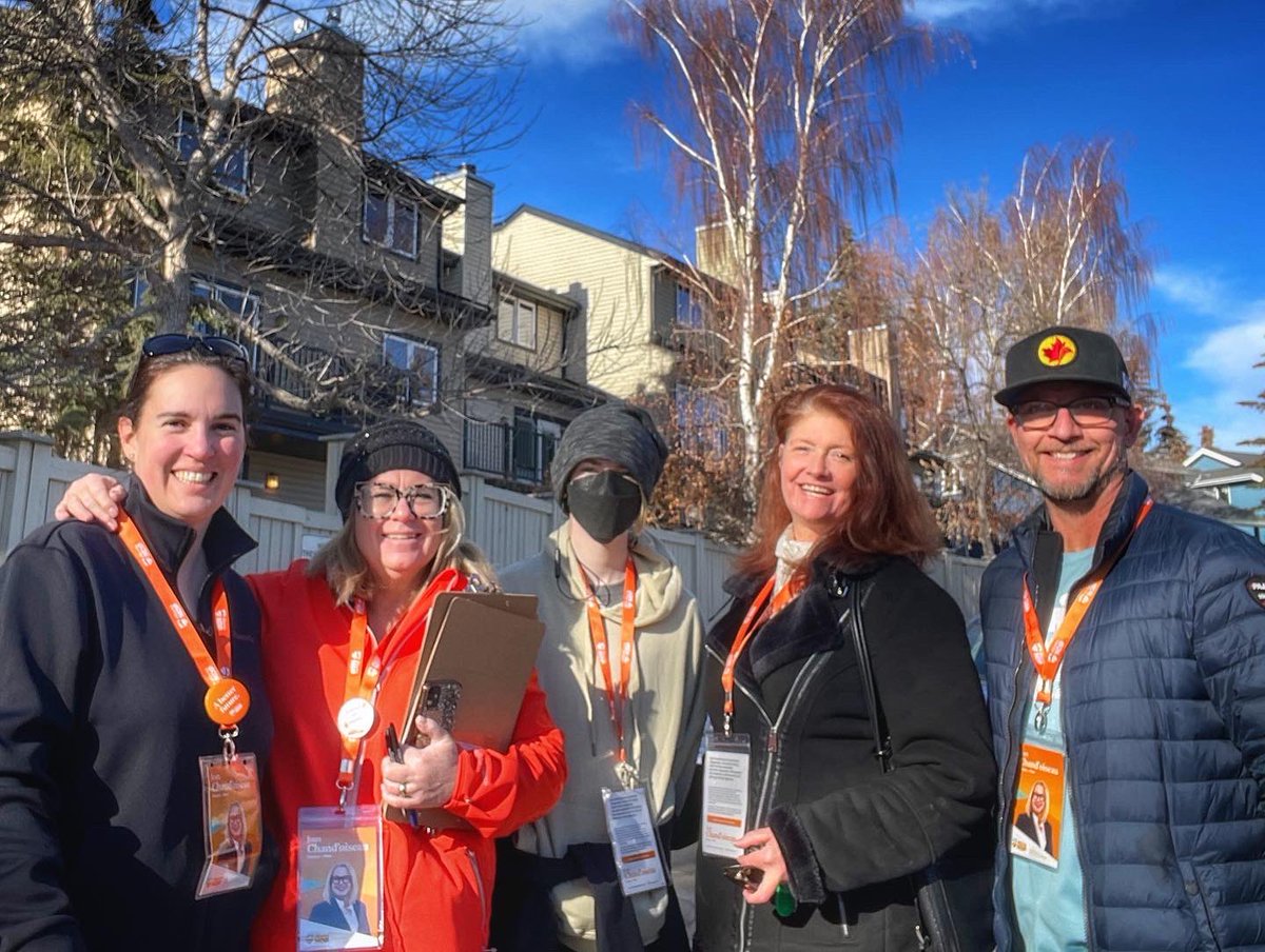 joanyycwest's tweet photo. Amazing team of #community #volunteers & I did it again today:
Another canvas shift = entire poll started & completed in Strathcona!
Our @albertaNDP teams knocked on 500+ doors in #CalgaryWest this week to connect & listen to voters!๐งก๐ #yycwest #ableg #outreach #abndp https://t.co/t0SsmVMSyx