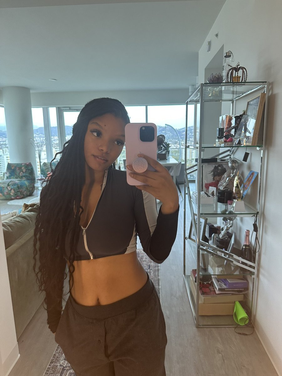 HalleBailey's tweet photo. 🥰🥰💋💋😘😘 https://t.co/y4NNhTCzPa