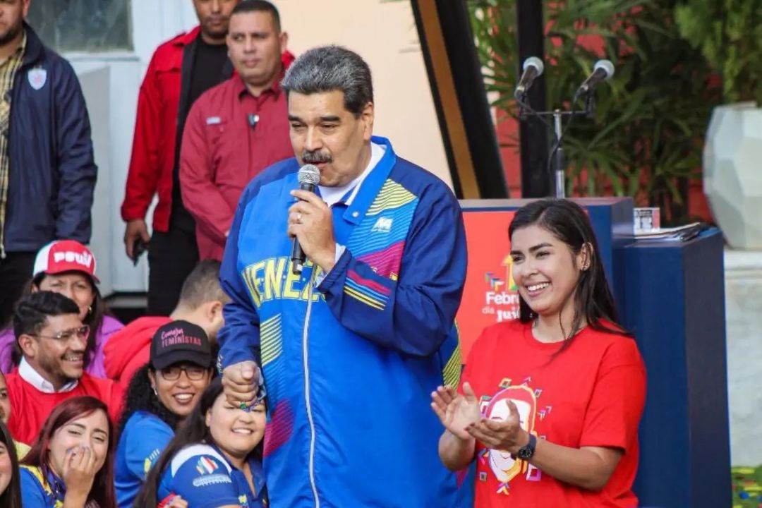JuventudPSUV's tweet photo. ¡Presidente! La Juventud venezolana reconoce en tí, la valentía y la rebeldía para enfrentar el imperio más grande, por eso hoy, el día nuestro de la Juventud, llegamos a Miraflores a ratificar el compromiso para seguir construyendo futuro

@NicolasMaduro
#DíaDeLaJuventudPatriota https://t.co/zIrrRGc2JS