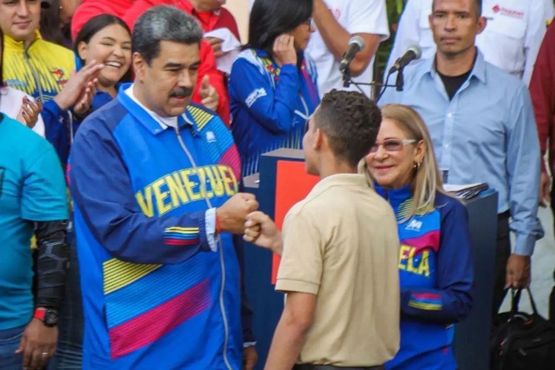 JuventudPSUV's tweet photo. ¡Presidente! La Juventud venezolana reconoce en tí, la valentía y la rebeldía para enfrentar el imperio más grande, por eso hoy, el día nuestro de la Juventud, llegamos a Miraflores a ratificar el compromiso para seguir construyendo futuro

@NicolasMaduro
#DíaDeLaJuventudPatriota https://t.co/zIrrRGc2JS