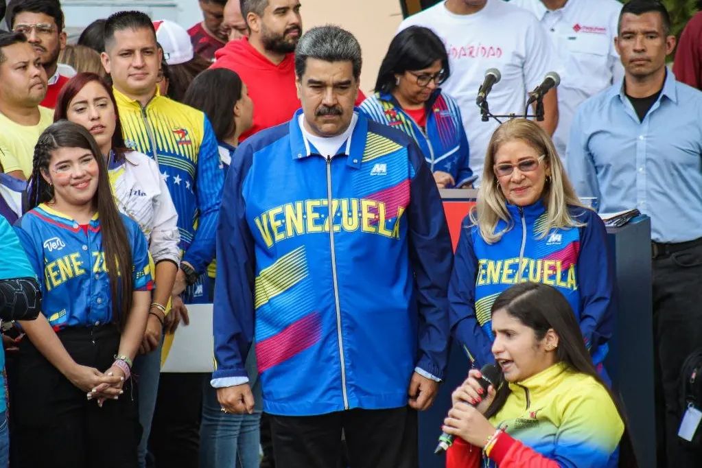 JuventudPSUV's tweet photo. ¡Presidente! La Juventud venezolana reconoce en tí, la valentía y la rebeldía para enfrentar el imperio más grande, por eso hoy, el día nuestro de la Juventud, llegamos a Miraflores a ratificar el compromiso para seguir construyendo futuro

@NicolasMaduro
#DíaDeLaJuventudPatriota https://t.co/zIrrRGc2JS