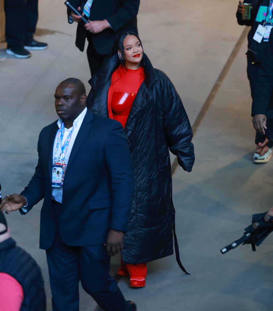choquei's tweet photo. 🚨URGENTE: Rihanna chega para se apresentar no #SuperBowl https://t.co/4OBCX8uvmy