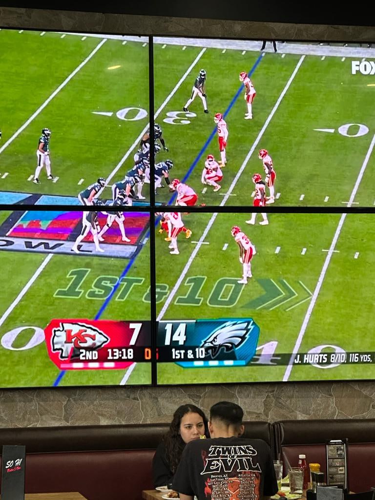 The Eagles are ahead 21 to 14 in the 2nd quarter
It looks like the Eagles are going to win, the QB for KC is hurt