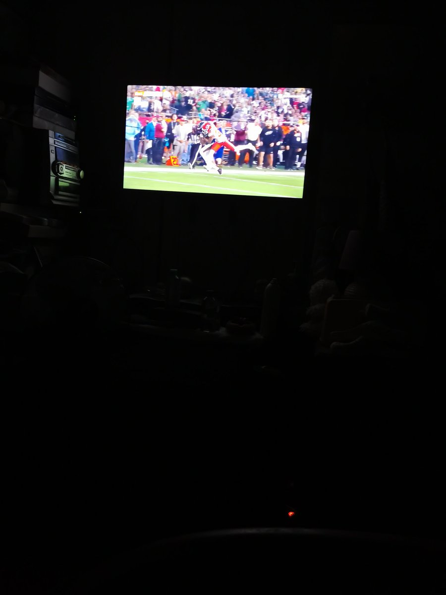 laurence_legay's tweet image. #LequipeNFL,je suis seule à regarder, mon mec dort, photo dans le noir 😂😂😂