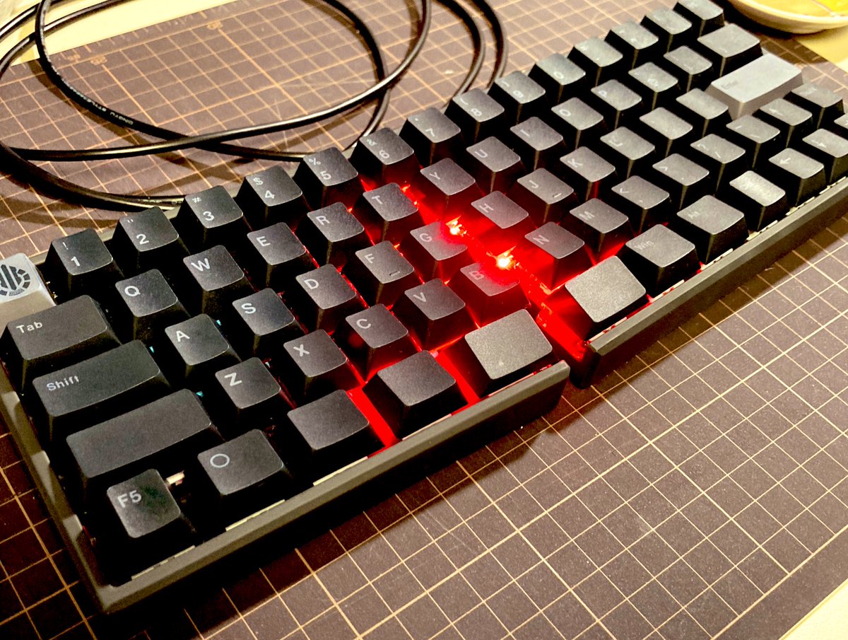 kan_shao_'s tweet image. サリチル酸さんの #Guide68 （Mila68）をフレームケース（プロトタイプ）と共に
割れ目がマグマっぽくなっててかっちょよい（語彙力）

販売されているフレームケースはプロトタイプより1.5mm高く作られていて、キーキャップの裾が見えにくくなっているとのことです