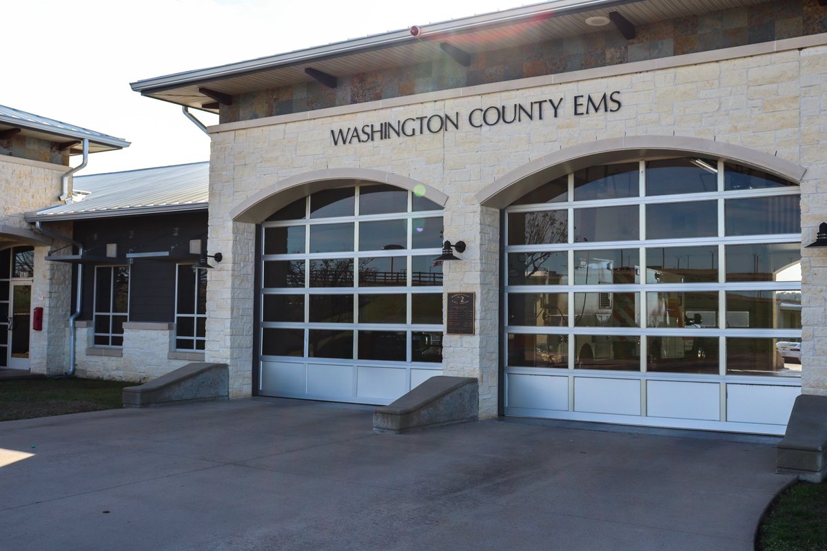 washington_ems's tweet photo. Some new paint has Station 2 looking brand new! 😍 https://t.co/yyLBJsg3fZ