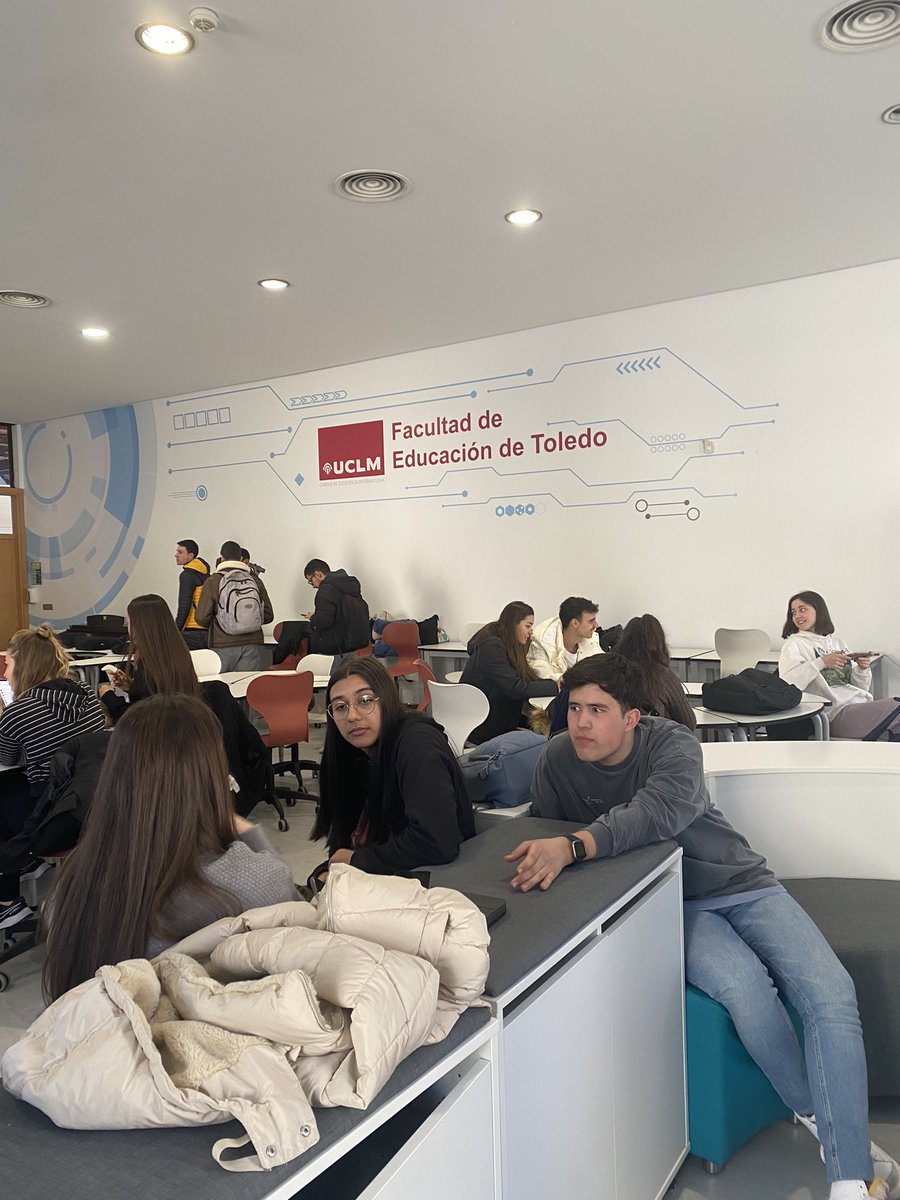 Aprovechando hasta el último minuto en el #auladelfuturouclm #EDUCASOCIEDADUCLM #TICEUCLM