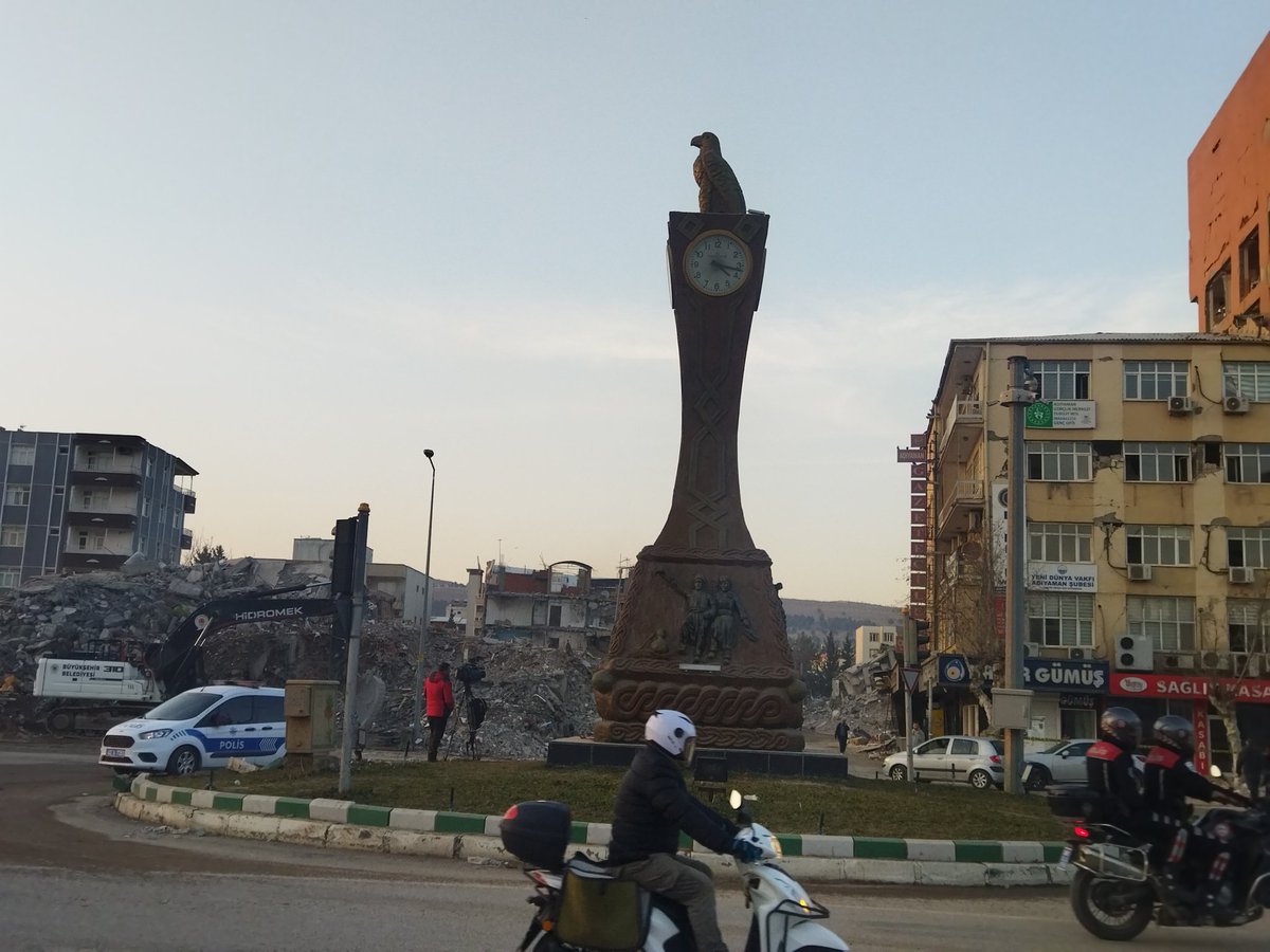 Cumhurbaşkanı açıkladı."Adıyaman'da arzu ettiğimiz etkinlikte çalışma yürütemedik."dedi. Evet doğru herkes kendi başına imkânsızlıklara rağmen elleriyle kazıya kazıya çaresizlik içerisinde yakınlarını çıkarmaya çalıştı. Adıyaman yine sahipsiz bırakıldı.
<a href="/gizemturemen27/">Gizem Türemen</a> <a href="/RTErdogan/">Recep Tayyip Erdoğan</a>