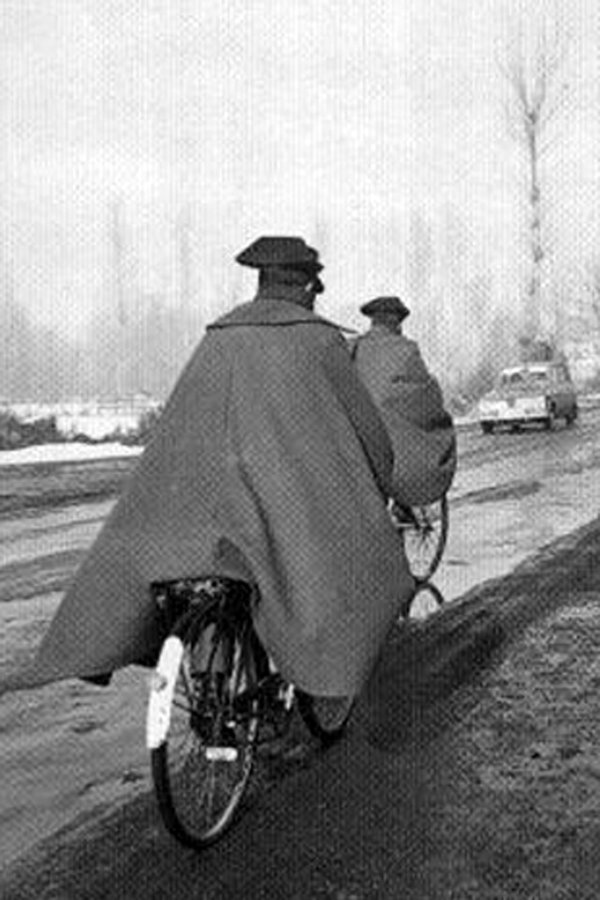 guardiacivil's tweet photo. El transporte es el sector que más energía consume en España, alcanzando un 40% del total nacional.
Cambia de hábitos, pásate a modos más sostenibles... caminar, bicicleta o transporte colectivo.
#EficienciaEnergetica
#GCcomprometidos https://t.co/V26Iw3MhXf