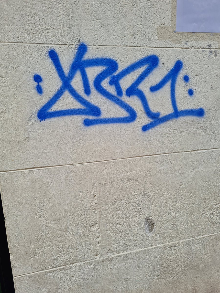 Helen__Soul's tweet photo. @Lineamadrid pintada en fachada de la calle Viriato, 57. Habría posibilidad de mandar brigada de limpieza? Gracias. https://t.co/N1j9hLErSv