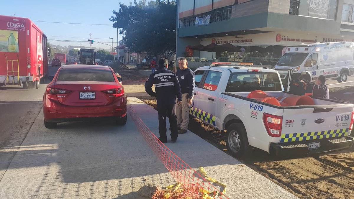 zona3noticias's tweet photo. #ZONALoca | A disposición del Ministerio Público quedó una mujer, luego de que esta mañana atropellara con su vehículo a una oficial de la Comisaría de @JaliscoVial que desempeñaba sus funciones en el municipio de Zapopan. 🚨🚨 https://t.co/4gppCVQxOw
