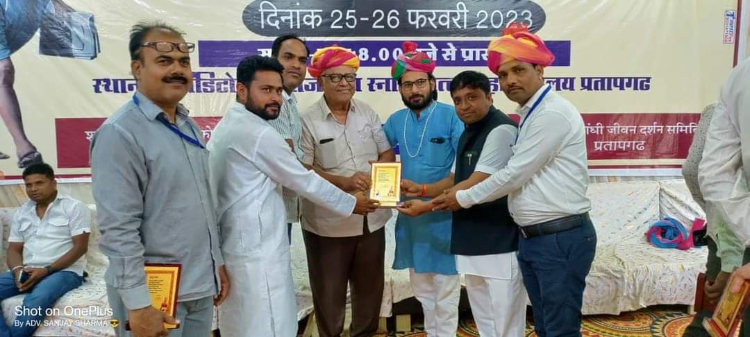 Pradeep51917099's tweet photo. 25 एवं 26 फरवरी 2023 
प्रतापगढ़ जिले में दो दिवसीय जिला स्तरीय गांधी दर्शन प्रशिक्षण शिविर में हिस्सा लिया एवं गांधी जी के विचारों को जन जन तक पहुँचाने का संकल्प लिया !!
@ashokgehlot51 https://t.co/IW3JTa3fUH