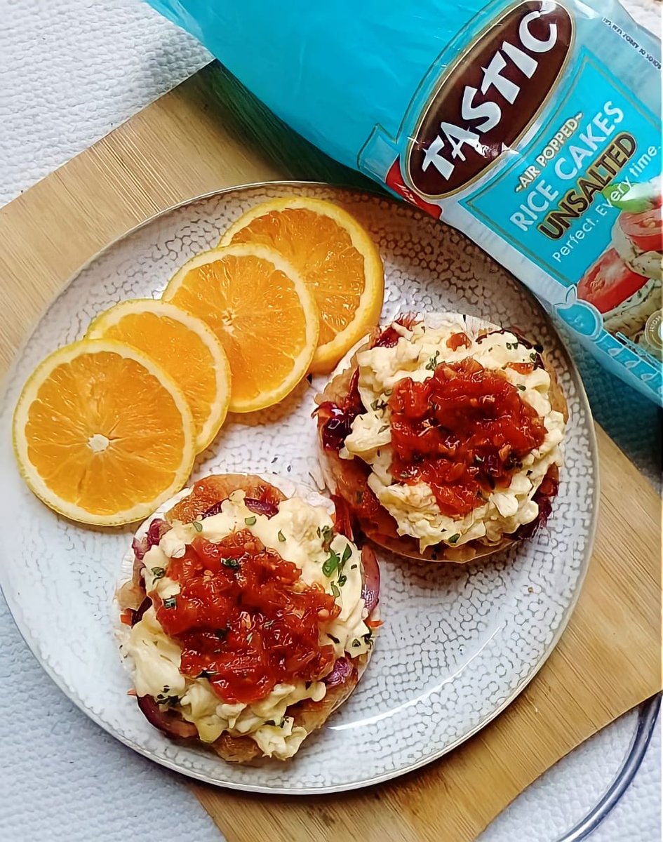 DieksTshabalala's tweet image. Another week of #HealthyLivingChallenge. 

Some  @tasticricesa Loaded Rice Cakes. With home made Hashbrown, Tomato Relish, Red onions &amp;amp; Scrambled Eggs.

#HealthyLivingChallenge #PerfectEverytime #TasticNaturesRice