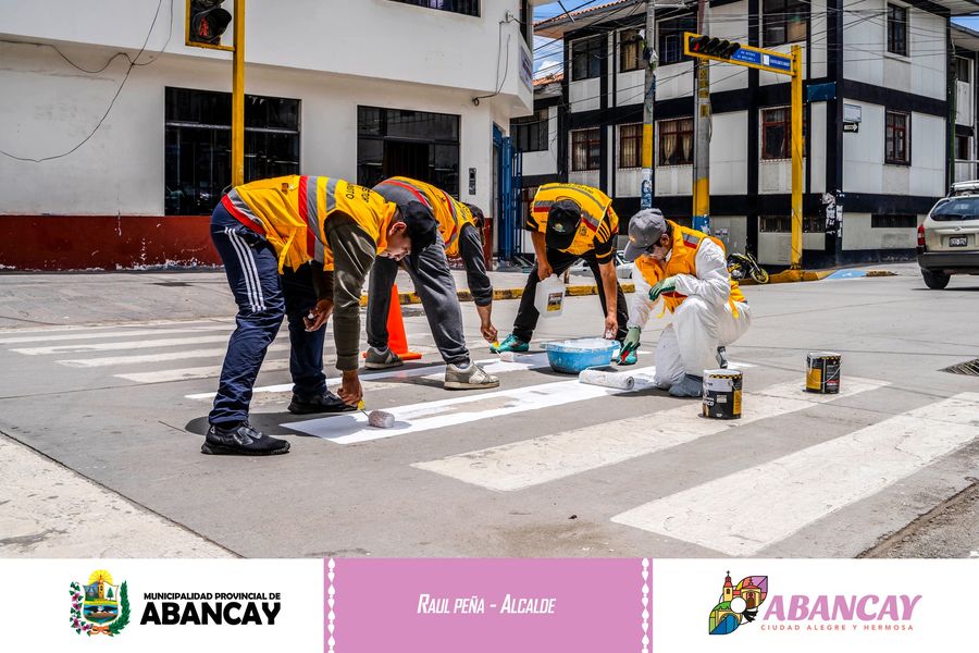 abancay_muni's tweet photo. 🚕🚌#Acciones #inmediatas
Gerencia de Transporte Público, desarrollo el mejoramiento de las señalizaciones de tránsito vehicular y peatonal en la av. Arenas de nuestra Ciudad de Abancay.
#MunicipalidadProvincialdeAbancay
#RespetemosLasSeñalesDeTransito
#YoMeSumo https://t.co/USZHnk1ZFb