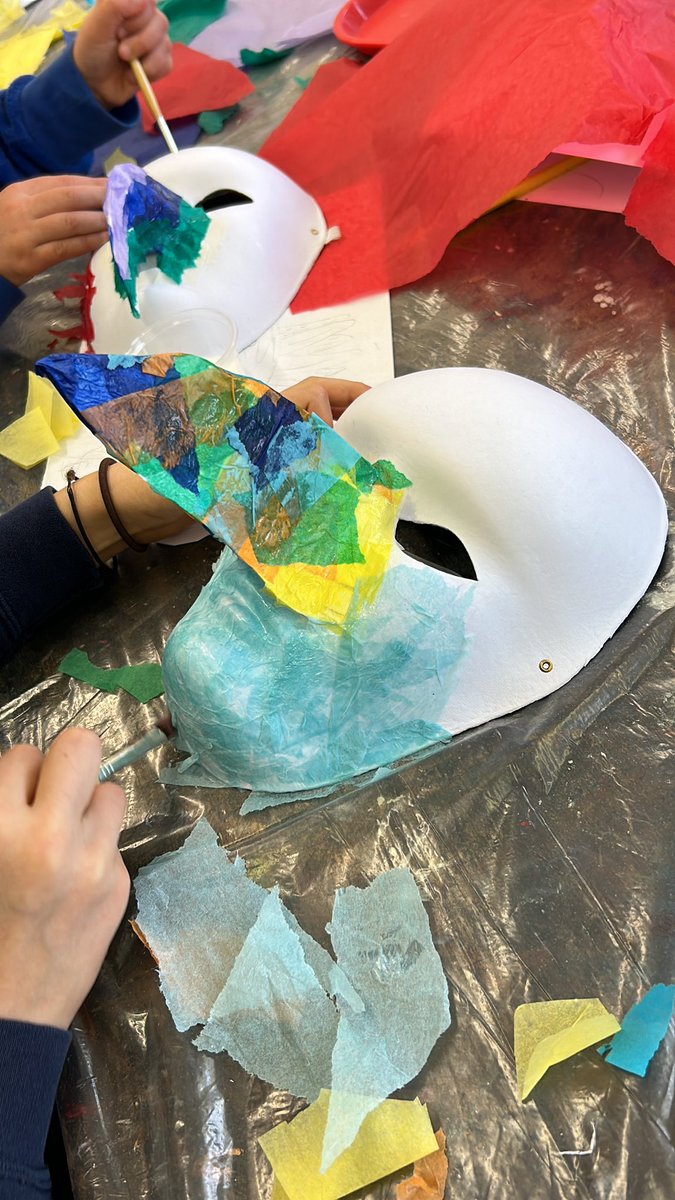 chelfordprimary's tweet photo. Class 3 pupils have arrived safely and currently enjoying a fab mixed media / collage art workshop. Lots of happy, excited children!! #LovingToLearn https://t.co/EYktWRnbws