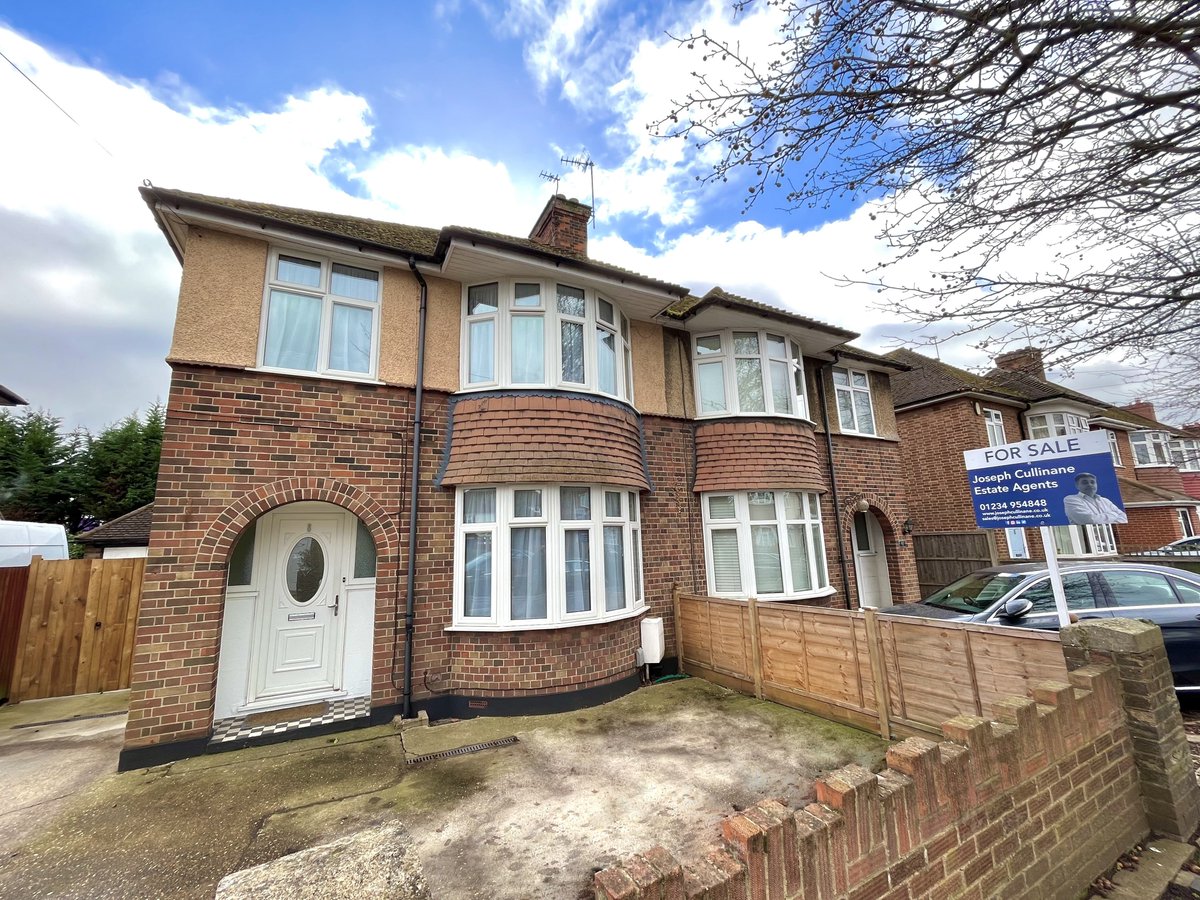 KINGSBROOK ROAD BEDFORD MK42 £424,995
THREE BEDROOM SEMI-DETACHED HOUSE LOCATED ON THIS QUIET CUL- DE- SAC ONLY MOMENTS FROM BEDFORD TOWN CENTRE WITH WITH GREAT RIVER OUSE AND THE EMBANKMENT ON YOUR DOORSTEP.
rightmove.co.uk/properties/132…