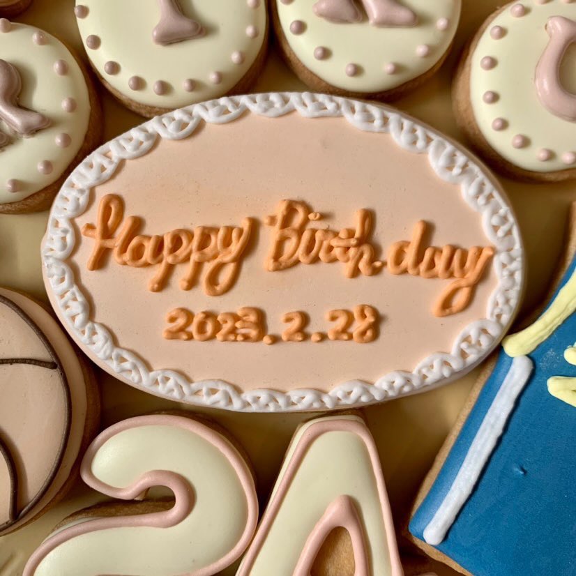 WannaB__a's tweet photo. 利久くん24歳のお誕生日おめでとう🎈💖🧁🍾そして写真集発売おめでとうございます🎊㊗️活動の幅をどんどん広げて活躍する利久くんをいつまでも応援したい！24歳もがんばってこー❣️✊🏻🏀🍅
#萩原利久誕生祭2023 https://t.co/AX1cWbAM5C